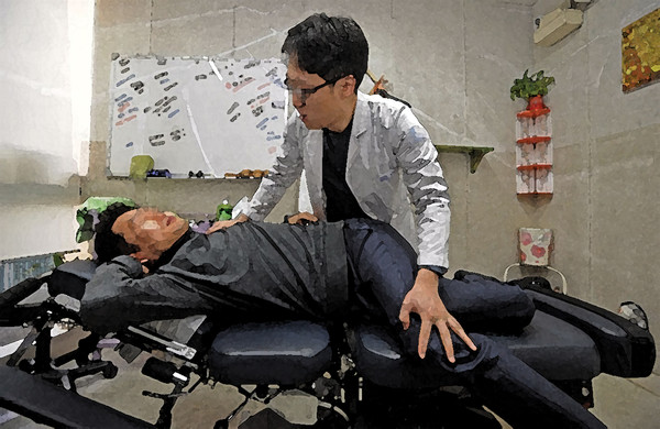 보험연구원은 적정한 도수치료 이용을 유도하기 위해 전문가 진단과 도수치료 비용·시간 등에 대한 가이드라인을 마련해야 한다고 했다. ⓒ청년의사