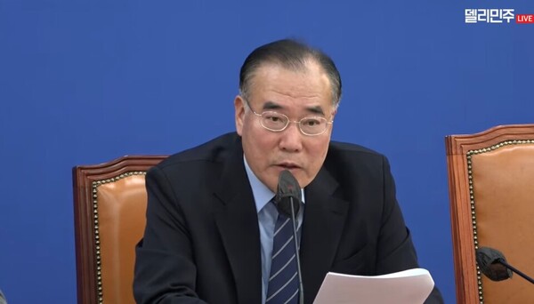 더불어민주당이 요양병원 기능 재정립 필요성을 강조하며 간병비 건강보험 적용을 추진하겠다고 밝혔다. 사진 출처=더불어민주당 공식 유튜브 '델리민주'