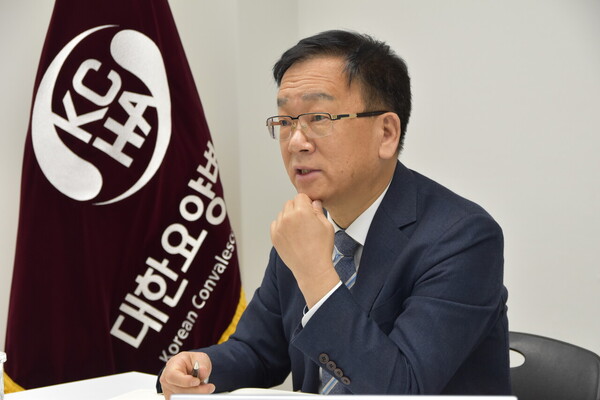 대한요양병원협회 남충희 회장은 “간병 서비스 질을 높이려면 건강보험 급여화가 반드시 필요하다"고 강조했다. 사진 제공=대한요양병원협회