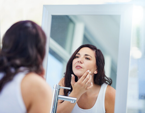 항암치료는 흔히 피부에도 영향을 미쳐 암 환자의 피부색을 칙칙하게 하고 기미를 유발하기도 하며 가장 흔하게는 피부건조를 초래한다. 항암치료 중 암 환자의 피부색이 검게 변하고 기미가 잘 생기는 이유가 있다. 사진 출처=게티이미지