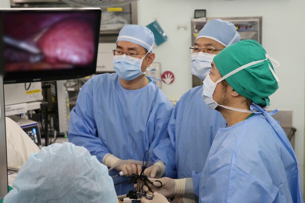 서울아산병원 의료진들이 간 기증자에게 복강경간절제술을 하고 있다. 사진 제공=서울아산병원