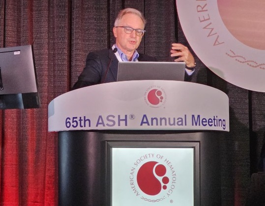 호주 애들레이드 대학교 티모시 휴즈 교수가 지난 11일(현지시간) 미국혈액학회 연례학술대회(ASH 2023)에서 ASC4MORE 연구의 장기 추적관찰 데이터를 발표하고 있다. ⓒ청년의사