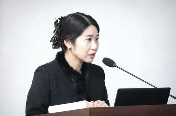 순천향대부천병원 소아청소년과 홍용희 교수가 지난 18일 열린 '청소년 고도비만 조기치료 및 관리를 위한 정책토론회'에서 단독 질병코드로 비만에 대한 급여 치료가 필요하다는 점을 강조하고 있다. 사진 제공=대한비만학회