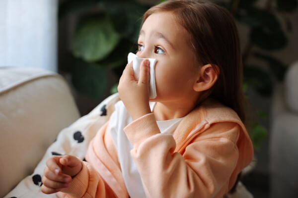 아이가 저녁부터 개 짖는 소리처럼 '컹컹' 소리를 내며 기침하다가 잠 들었는데 자정이나 새벽 쯤 컹컹 거리는 기침이 더 악화되고 숨까지 꺽꺽 댄다면 바로 119를 불러서 응급실로 가야 한다. 호흡부전으로 사망할 위험을 내포한 소아응급질환 '크룹(Croup)'일 가능성이 아주 농후하기 때문이다. 사진 출처=게티이미지