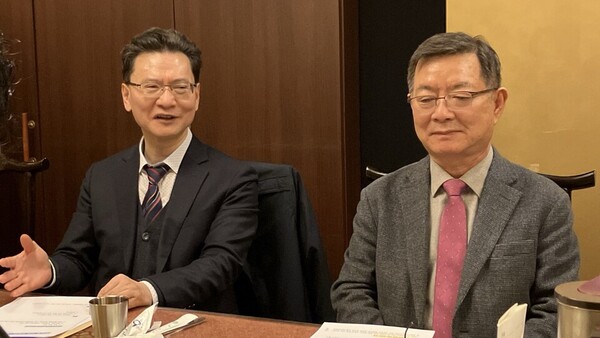 대한종합병원협의회는 지역 곳곳에 인프라를 갖추고 있는 지역 종합병원을 살려야 지역 필수의료를 살릴 수 있다고 했다. 왼쪽부터 김병근 부회장과 정영진 회장. ⓒ청년의사