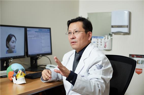 성형외과 유영천 교수가 쌍꺼풀 수술에 대해 설명하고 있다.