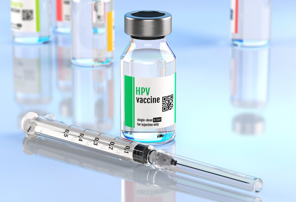 HPV 국가예방접종 지원사업 대상을 남아로 확대하되 영국과 호주처럼 총 2~3회 접종 중 1회 접종만 지원하는 정부 정책안에 대해 의료계가 효과 없는 정책이라고 비판의 날을 세웠다, 사진 출처=게티이미지