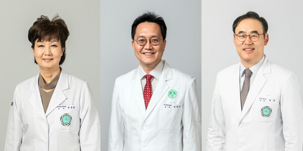 사진 왼쪽부터 유경하 의료원장, 김한수 교수, 주웅 교수
