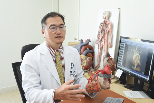 원주세브란스기독병원 심장혈관외과 홍순창 교수팀이 3년 연속 심장수술 200례 시행 기록을 달성했다.