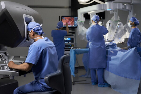 순천향대천안병원이 첨단 기술이 집약된 다빈치 로봇수술기를 도입하고, 보다 정교하고, 정밀하고, 안전한 수술서비스 제공에 나섰다. 다빈치Xi 수술 모습. 사진 제공=순천향대천안병원