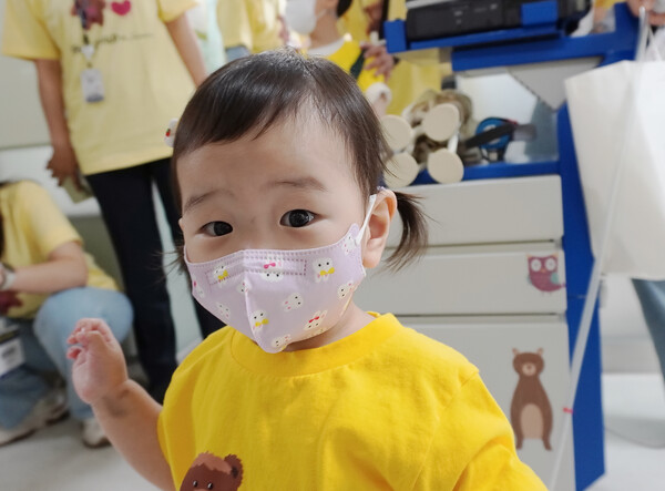 심장이식 수술을 성공적으로 받은 김주아 양(3세)이 9일 세브란스병원에서 퇴원했다.