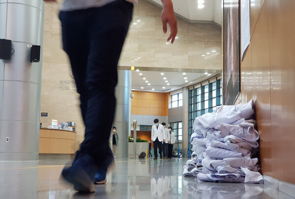 대한전공의협의회가 지난 12일 오후 9시부터 다음날인 13일 오전 1시경까지 단체행동 돌입에 대해 논의했지만 결국 나서지 않기로 했다는 분위기가 감지되고 있다. 사진은 지난 2020년 의사 파업 당시 세브란스병원 전공의들이 가운을 벗어두고 병원을 나서는 모습. ⓒ청년의사