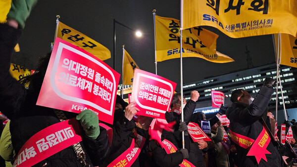 서울시의사회는 22일 의과대학 정원 증원과 필수의료 정책 패키지 저지를 위해 용산 대통령실 앞에서 2차 궐기대회를 열었다. ⓒ청년의사