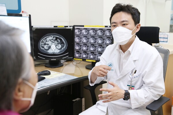 유창훈 교수가 간암 환자의 진료를 보고 있다. 사진 제공=서울아산병원