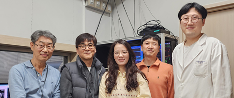왼쪽부터 김성기 IBS 뇌과학 이미징 연구단 단장, 임근호 선임연구원,Thuy Thi Le 박사과정생, 최상한 선임연구원, 이찬희 연구원