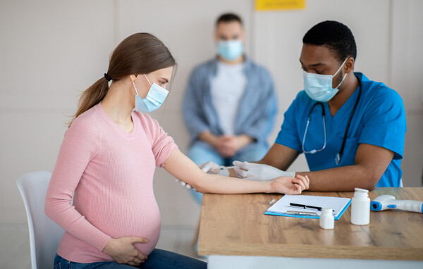 다발성경화증을 앓는 여성도 임신과 출산이 가능하다. 사진 출처=게티이미지