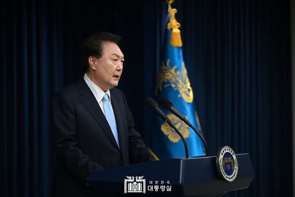 윤석열 대통령이 1일 오전 의대증원‧의료개혁 관련 ‘국민께 드리는 말씀’을 통해 의과대학 정원 연 2,000명 증원 필요성을 재차 강조했다. “점진적 증원은 없다”고도해 사실상 의료계와 합의 가능성도 일축했다. 사진 출처=대통령실 홈페이지