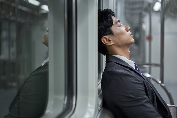 낮에는 이기고 밤에는 지는 '낮이밤저' 형태의 근무력증이 있을 때 강력하게 의심해봐야 하는 희귀질환이 있다. 바로 신경에서 근육으로의 신호전달 과정에 이상이 생기면서 근육에 힘이 빠지는 병인 '중증근무력증'이다. 사진 출처=게티이미지 