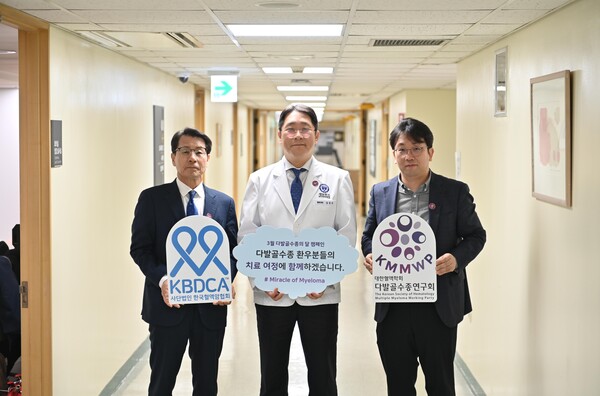 혈액암협회는 조혈모세포이식 예정인 다발골수종 환우들에게 제공하는 이식 키트(다행 상자; 다발골수종, 완치의 그날까지 동행하겠습니다)를 다발골수종 연구회에 전달했다. 