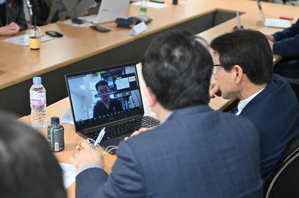 온라인을 통해 다발골수종 환우들을 격려하고 있는 의료진
