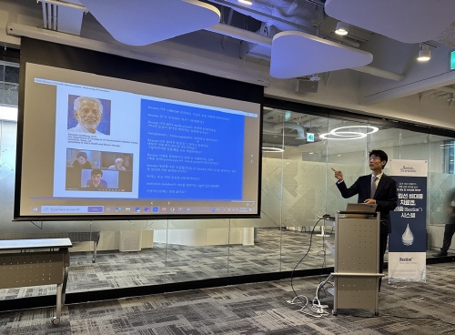 리줌 시술에 대해 비뇨기과 전문의들에게 강연하는 퍼펙트비뇨의학과 한병규 원장