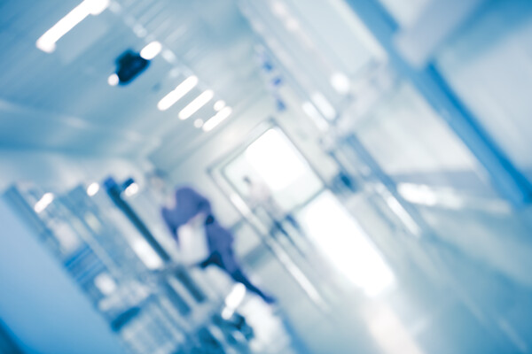 암 판정을 받았지만 치료를 위해 예약 가능한 병원이 없고, 3월 말 예정된 신장암 수술이 무기한 연기되는 사태들이 속속 보고되면서 암, 희귀질환 등 중증질환 환자들이 의료공백의 빠른 종식을 촉구하고 있다. 사진 출처=게티이미지 