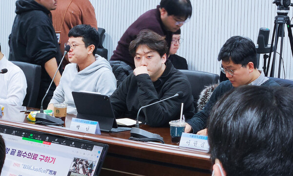 대한전공의협의회 박단 비상대책위원장이 4일 윤석열 대통령과 만남을 가진다고 밝혔다. 사진은 지난 12월 보건복지부가 주최한 '전공의와 대화' 현장에서 대기 중인 박단 회장 모습. ⓒ청년의사