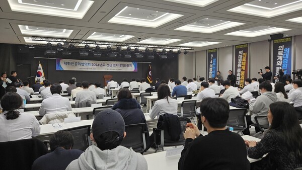 대한전공의협의회 박단 비상대책위원장이 윤석열 대통령과 대화를 나눴지만 관련된 세부 내용은 여전히 공개되지 않은 것으로 나타났다. 사진은 지난 2월 20일 열린 대전협 긴급 임시대의원총회. ⓒ청년의사