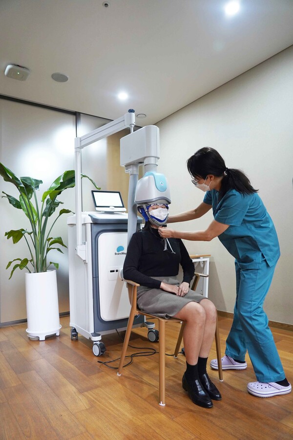 뉴로모듈레이션센터 dTMS 치료. 사진 제공=명지병원