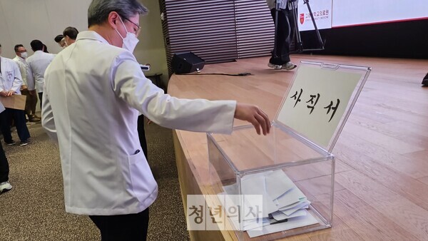 윤석열 대통령과 만난 대한전공의협의회 박단 비상대책위원장이 면담 결과에 대한 공식적 입장을 밝히지 않고 있는 가운데 의대 교수들도 향후 행보를 고민하고 있다. 사진은 고대안암병원 교수들이 사직서를 제출하고 있는 모습이다. ⓒ청년의사