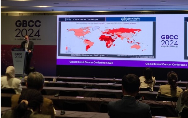 미국 워싱턴대학교 벤자민 앤더슨 교수는 지난 26일 서울 워커힐 호텔에서 열린 ‘GBCC 2024’ 유방암 정책세션에서 'Overview on the Treatment Diversity for Breast Cancer Worldwide(WHO)‘에 대해 발표했다.