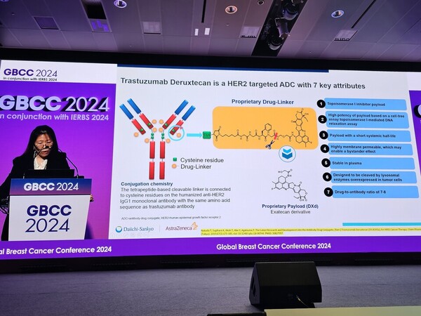 지난 25일 서울 광진구 그랜드 워커힐 서울에서 열린 세계유방암학회 및 한국유방암학회 학술대회(GBCC 2024)에서 가톨릭대 서울성모병원 종양내과 이지은 교수가 '엔허투'에 대해 설명하고 있다. ⓒ청년의사