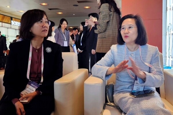 지난 25일 서울 광진구 그랜드 워커힐 서울 세계유방암학회 및 한국유방암학회 학술대회장에서 만난 삼성서울병원 혈액종양내과 박연희 교수(왼쪽)와 서울대병원 혈액종양내과 임석아 교수. ⓒ청년의사