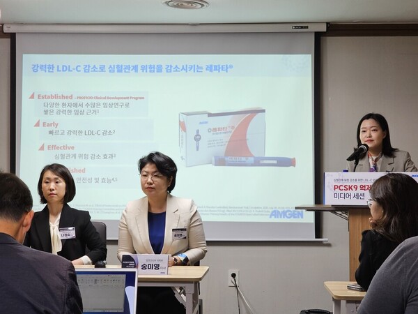 29일 암젠코리아의 PCSK9 억제제 레파타 미디어 세션 모습. 암젠코리아 마케팅 나경숙 이사(왼쪽 첫 번째)와 의학부 송미영 이사(왼쪽 두 번째)(ⓒ청년의사).