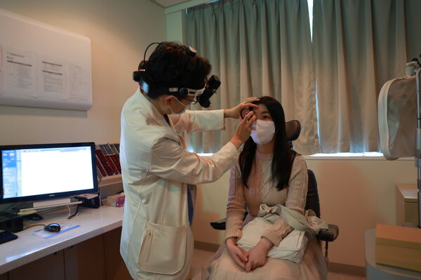 김상진 교수가 첫 럭스터나 급여 적용 환자의 상태를 살피고 있다. 사진 제공=삼성서울병원