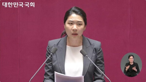 더불어민주당 신현영 의원이 국회 본회의에서 의료대란 사태 해결을 위해 정부를 향해 전향적인 태도 변화를 촉구했다. 사진 출처=국회 인터넷의사중계시스템