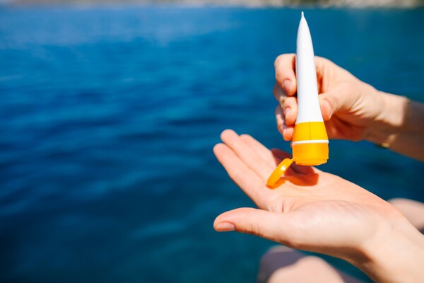 야외활동이 많아지면서 피부건강을 위해 자외선차단제를 사용하는 사람들이 늘고 있지만, 자칫 자외선차단제를 잘못 사용하면 건강에 위해를 초래할 수 있어 주의가 요구된다. 이미지 출처=게티이미지