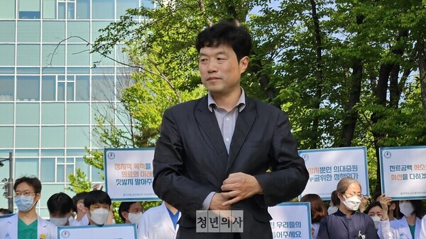 울산의대 비대위원장을 맡은 전국전국의과대학교수 최창민 비상대책위원장은 주 60시간 근무를 지키기 위해 불가피하게 주 1회 휴진을 결정했다고 밝혔다. ⓒ청년의사