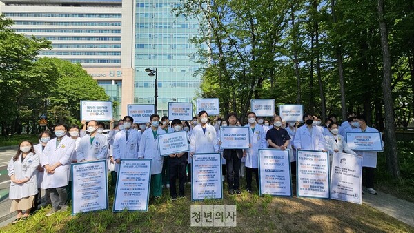 울산의대 교수협의회 비상대책위원회 소속 서울아산병원 교수 50여명은 3일 병원 본관 인근에서 피케팅을 진행했다. ⓒ청년의사