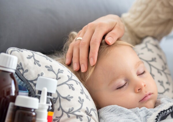 나이에 상관 없이 감기에 걸린 것처럼 5~7일 넘게 발열이 나는데, 해열제마저 잘 듣지 않을 때 의심해봐야 하는 희귀면역질환이 있다. 바로 혈구탐식림프조직구증(Hemophagocytic lymphohistiocytosis, HLH)이 그것이다. 이미지 출처=게티이미지