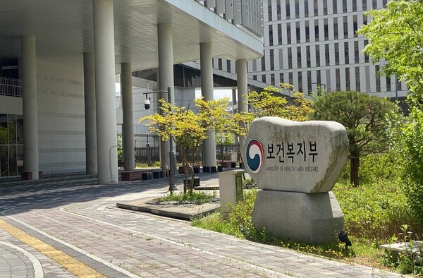 보건복지부가 보건의료 위기 '심각' 단계 경보 발령 시 외국면허 소지자의 국내 의료행위 허용은 의사 인력 수입과 관련이 없다고 밝혔다. ⓒ청년의사