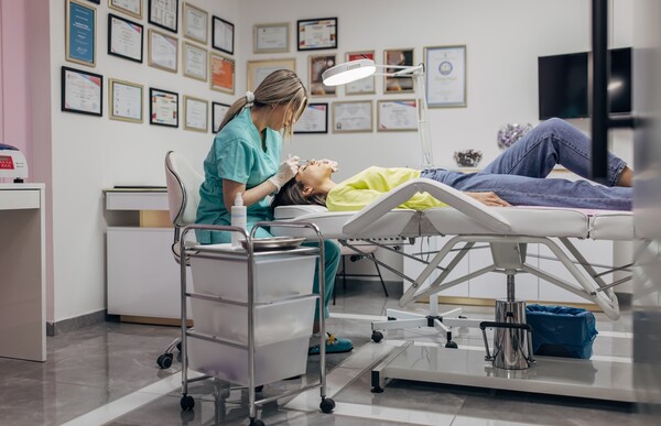 보건의료 위기 '심각' 단계 경보 발령 시 외국면호 소지자의 국내 의료행위 허용 추진을 담은 의료법 시행규칙 개정안에 대한 반대 의견이 빗발치고 있다. 사진 출처=게티이미지