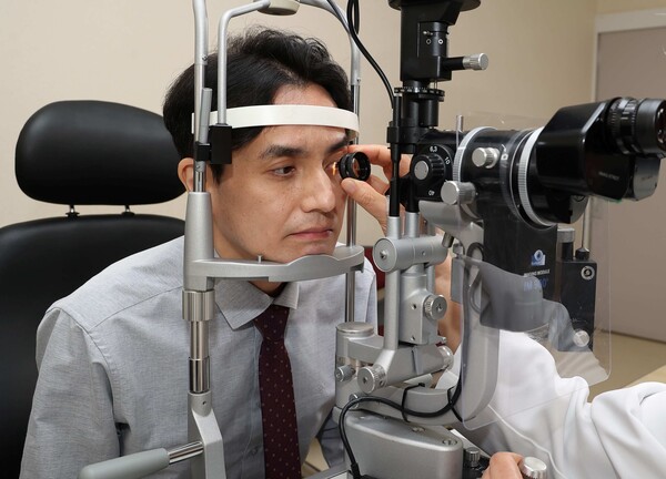 고혈압, 당뇨병을 앓고 있다면 정기적인 안과 검진을 받는 것이 필요하다.(출처 김안과병원)