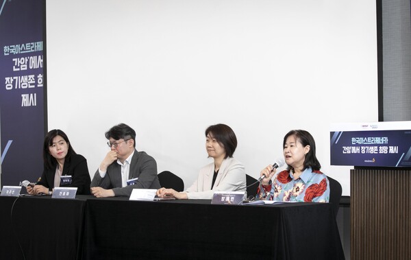 사진 왼쪽부터 아스트라제네카 양미선 전무, 전홍재 교수, 아스트라제네카 임채윤 전무, 방혜련 전무