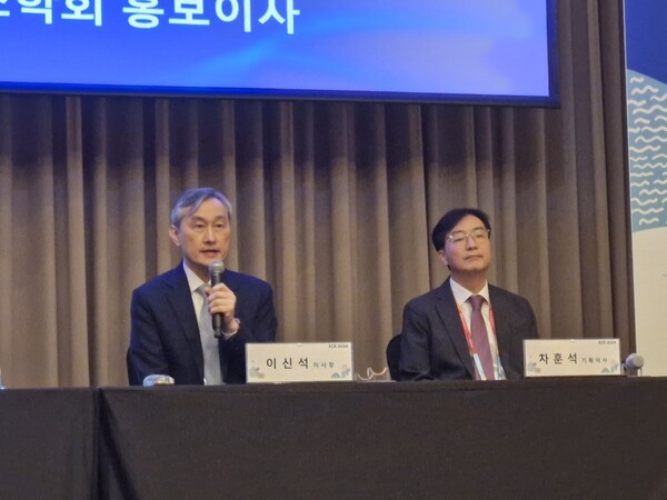 사진왼쪽부터 대한류마티스학회 이신석 이사장, 차훈석 차기이사장