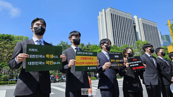 전공의와 의대생들은 의대 정원 증원 집행정지가 인용되리라 기대하지도 않았다며 복귀는 없다고 했다.