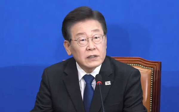 더불어민주당 이재명 대표는 22일 열린 최고위원회의에서 윤석열 정권이 의대 정원 2,000명을 고수하면서 필수의료 확충 대책 등은 사라졌다고 비판했다(민주당 유튜브채널 '델리민주' 캡쳐).