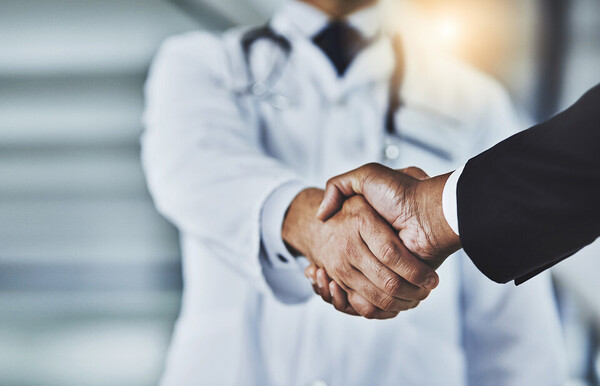 대한의사협회가 외국 의사 국내 진료 허용 방침에 강력 반대한다고 밝혔다(사진출처: 게티이미지).