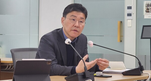 보건복지부 건강보험정책국 이중규 국장은 최근 전문기자협의회와 만나 전공의 이탈 수련병원을 대상으로 실시하는 '건강보험 선지급'을 신중히 진행하겠다고 밝혔다(ⓒ청년의사).