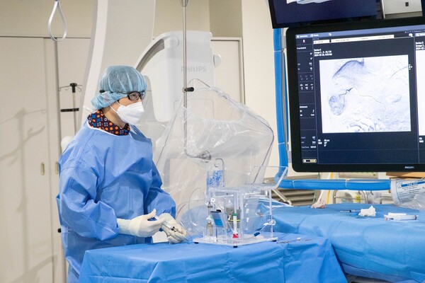 경동맥 방사선색전술 시행 중인 영상의학과 김동수 교수. 사진 제공=삼성창원병원